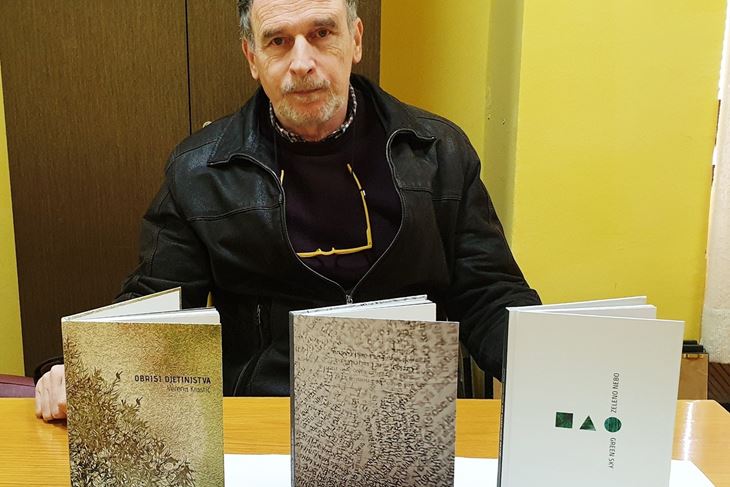 Dr. Vitomir Jadrejčić, predsjednik Ogranka Matice hrvatske Buje s najnovijim izdanjima (Luka JELAVIĆ)