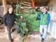 Otac i sin Kocijančić uz kombajn za branje buča (Davor ŠIŠOVIĆ)