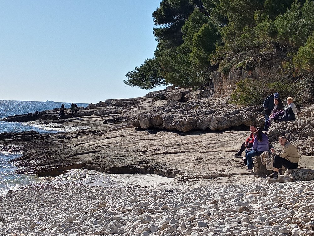 Šetnja i sunčanje na Galebovim stijenama u Puli (Duška PALIBRK)