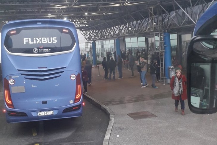 Fotografija s Bregane snimljena iz autobusa Črnjatoursa