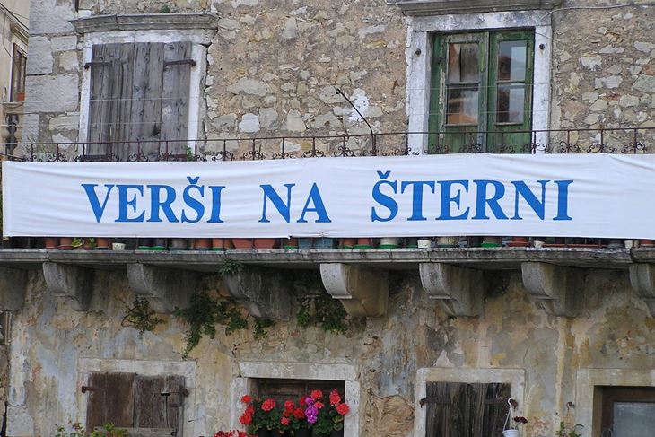 Brojne manifestacije u Istri promiču poeziju, a među njima je i Susret čakavskih pjesnika - Verši na šterni u Vižinadi