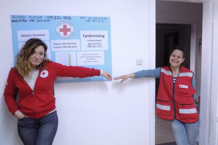 Dajana i Ana u prostorijama Crvenog križa Rovinj (N. O. R.)