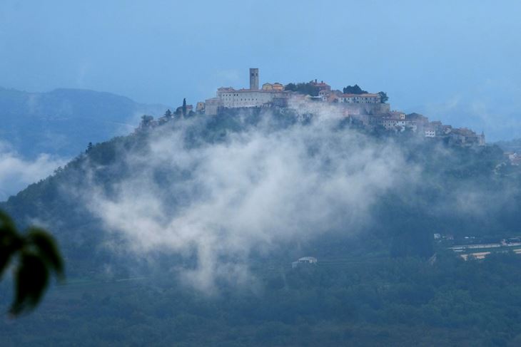 Motovun - pomoću sustava e-vizitor provjerava se ima li stranih državljana (M. MIJOŠEK)