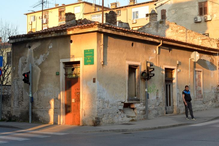 Kućica u koju su udarali i automobili - križanje Zagrebačke i Stankovićeve (Neven LAZAREVIĆ)