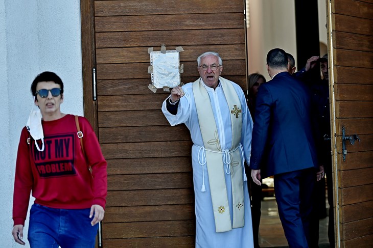 Jučerašnju misu obilježio je incident (CROPIX)