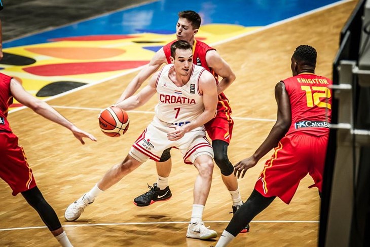 KARIJERA SE RAZVIJA U PRAVOM SMJERU - Toni Perković u reprezentativnom dresu (fiba.basketball)