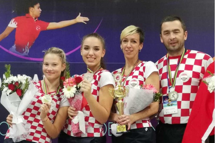 USPJEŠNE HRVATSKE BOĆARICE - Romano Grižančić sa svojim reprezentativnim izabranicama
