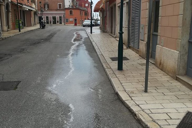 "Potoci" deterdženta slijevaju se rovinjskim ulicama (N. O. R.)