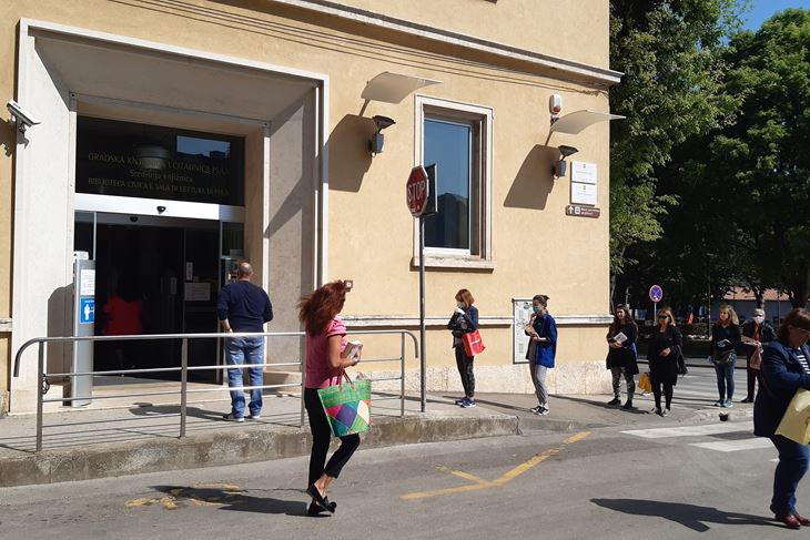 Red pred Gradskom knjižnicom i čitaonicom (Zvjezdan STRAHINJA)