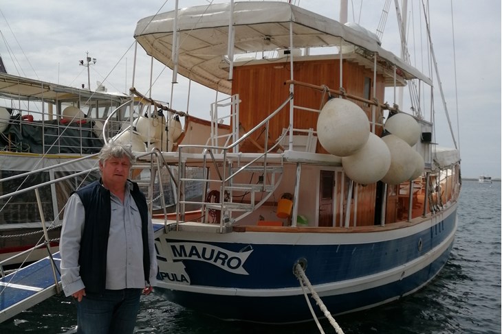 Porečki brodar Boris Jugovac i njegov brod Sveti Mauro (Bojan ŽIŽOVIĆ)