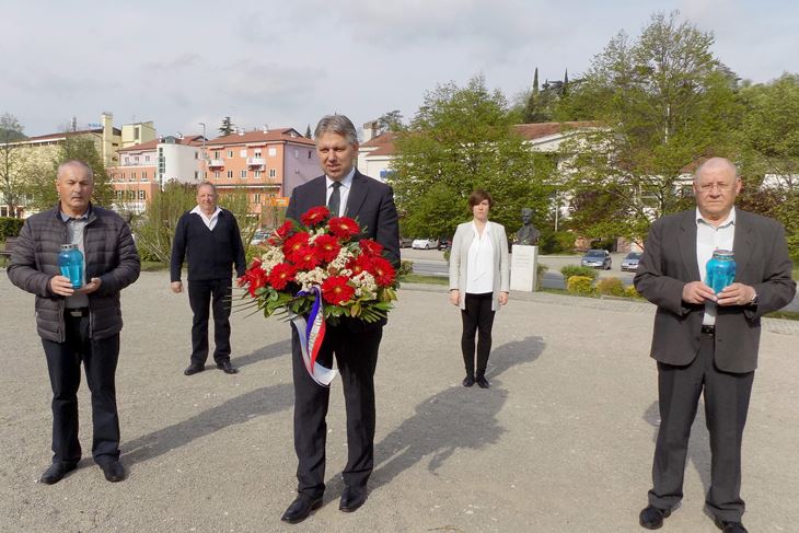 Položeno cvijeće i zapaljene svijeće (G. Č. Š.)