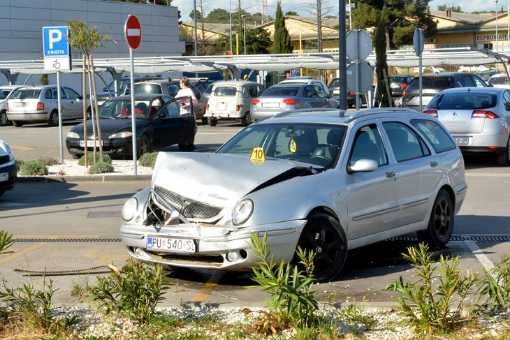 Sudar tri automobila kod kružnog toka u Šijani (Danilo MEMEDOVIĆ)
