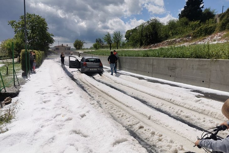 Velike nakupine tuče u Trvižu, (foto: Monika Radovan)