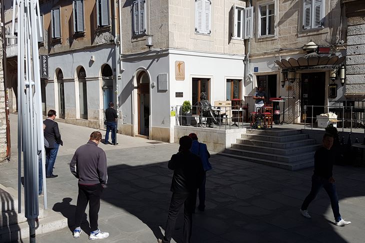 Red za šišanje ispred frizerskog salona za muškarce "Mladost" u Puli (Mirjana VERMEZOVIĆ IVANOVIĆ)