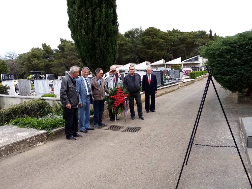 Članovi UABA Pule odali počast pulskim borcima na gradskom groblju (Z. STRAHINJA)