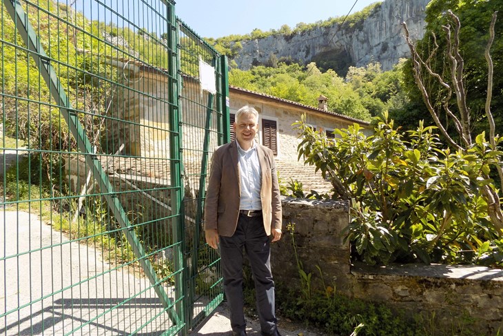 Gradonačelnik Buzeta Žulić pored sporne ograde