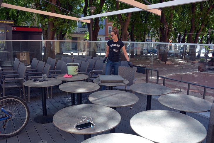 Posljednje pripreme pred otvaranje u ponedjeljak - bar "Dvojka" (Neven LAZAREVIĆ)
