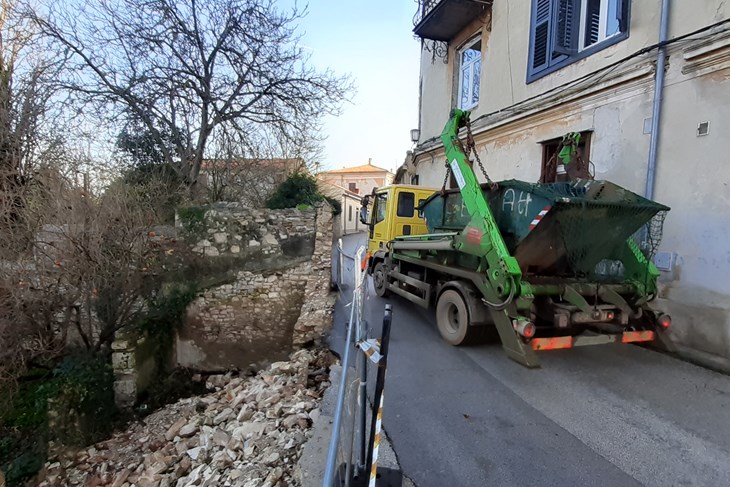 Riječ je o najužem dijelu jedine ulice na Kaštelu (Z. STRAHINJA)
