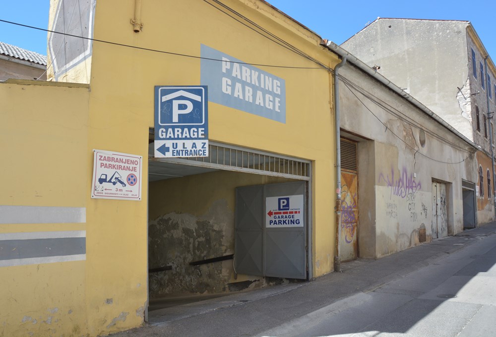 PULA, 07.05.2020. -NEKADASNJE KINO BEOGRAD, PARKING  Snimio Neven LAZAREVIC    
