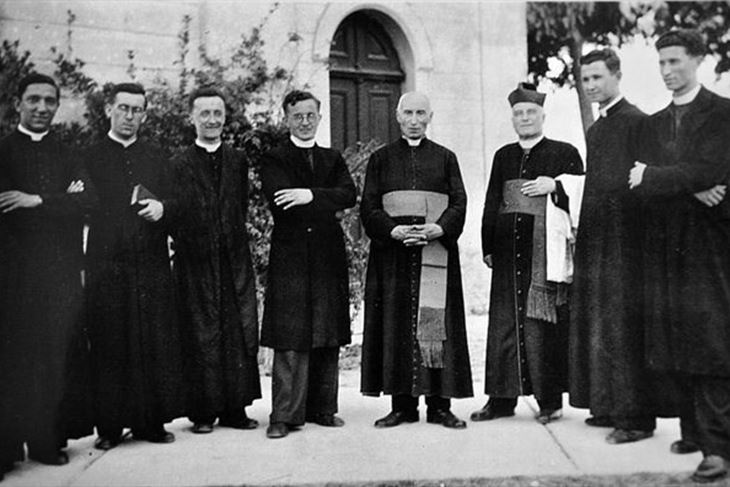 Prilikom krizme u Trvižu 18. kolovoza 1947. vlč.  Vjekoslav Kalac, Franjo Štegel, mons. Josip Ukmar,  mons. K. Gregorović, vlč. Miroslav Bulešić i bogoslov  Vlatko Lakoseljac. Fotografija je snimljena 6 dana  prije nego će Miroslav Bulešić podnijeti mučeništvo  prilikom dijeljenja krizme u Lanišću