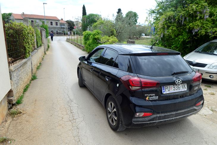 Usko grlo na jedinom ulazu u naselje (Dejan ŠTIFANIĆ)