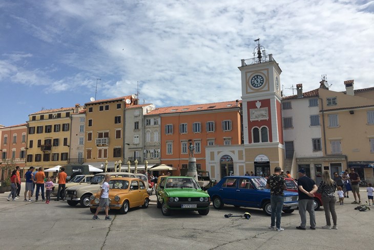 Oldtimeri na glavnom rovinjskom trgu (Aleta BRATTONI)