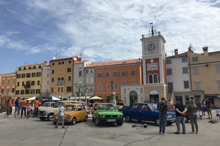 Oldtimeri na glavnom rovinjskom trgu (Aleta BRATTONI)