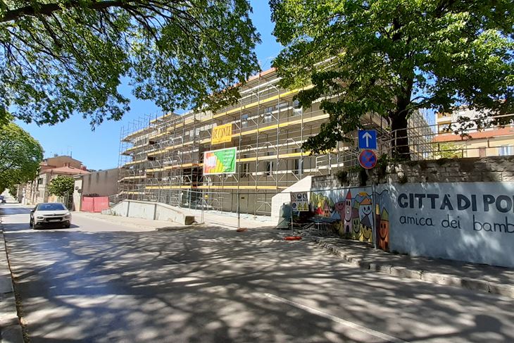 Skela oko zgrade sugerira da fasaderski radovi još traju, ali i oni se privode kraju