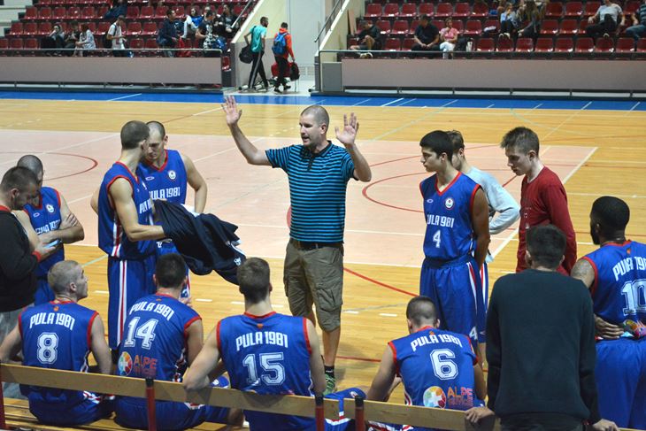 ZASAD IZVAN DVORANE - Leo Krizman okružen košarkašima pulskog prvoligaša (Danilo MEMEDOVIĆ)