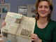 Sanja Bosnić s primjerkom Dela iz 17. travnja 1985. koji potvrđuje slovensko-hrvatsku granicu na mostu Dragonje, a ne kanala Svetog Odorika