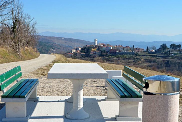 Novi vidikovac Armanija s pogledom na Oprtalj