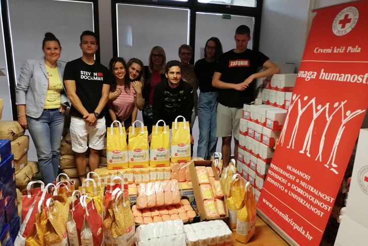 Mladi medicinari u lijepoj i humanoj akciji - donacija predana Crvenom križu