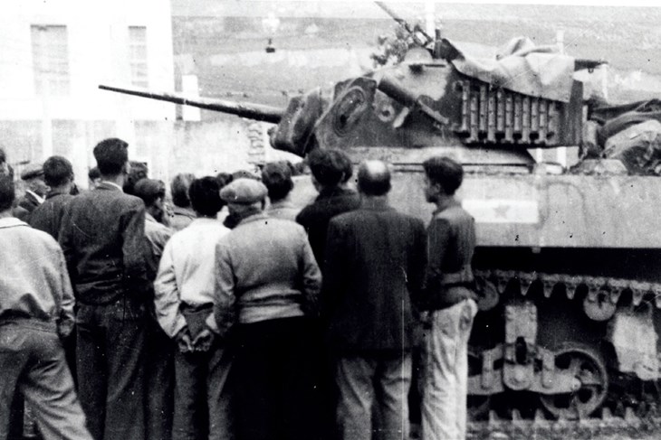 Trst, 2. svibnja 1945. - partizanski tenkovi tipa Stuart iz sastava 1. tenkovske brigade okruženi  građanima (Arhiv: Vojni muzej)