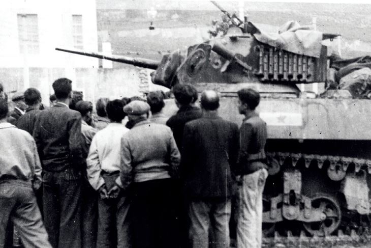 Trst, 2. svibnja 1945. - partizanski tenkovi tipa Stuart iz sastava 1. tenkovske brigade okruženi  građanima (Arhiv: Vojni muzej)