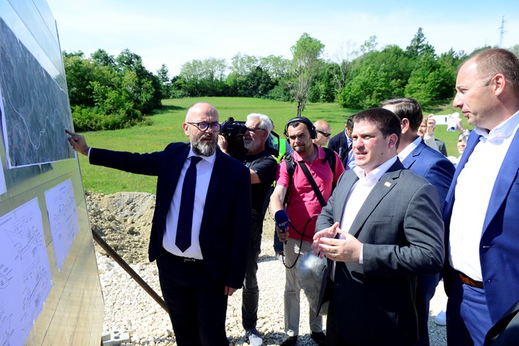 Ministar Oleg Butković s domaćinima i suradnicima na gradilištu u Lindaru (D. ŠTIFANIĆ)