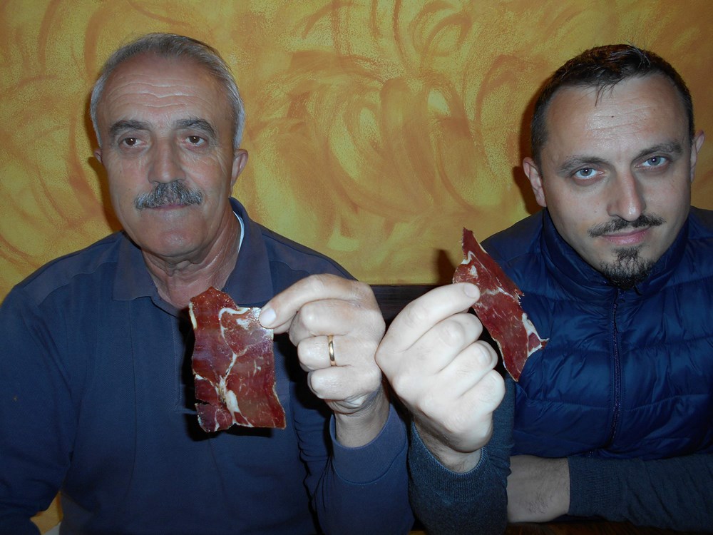 Josip i Danijel Sirotić slažu se da se uz današnje proizvodne uvjete može proizvoditi pršut jednake kvalitete kao i nekada (Davor ŠIŠOVIĆ)