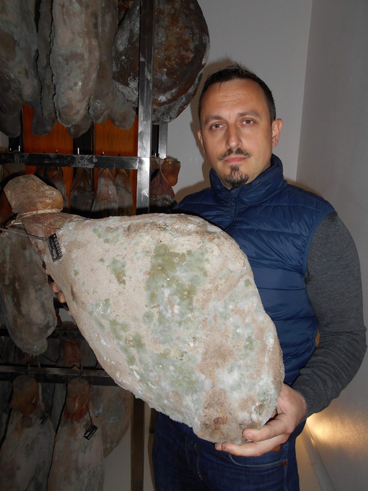 Danijel Sirotić s jednim od svojih većih pršuta (Davor ŠIŠOVIĆ)