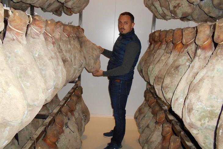 U prvoj proizvodnoj seriji pršutana Daniele napunjena je sa 500 butova (Davor ŠIŠOVIĆ)