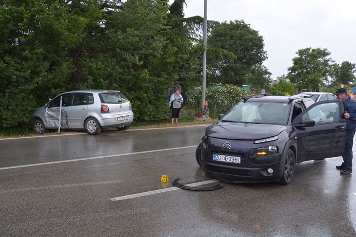 Prometna nesreća na Medulinskoj cesti kod skretanja za Pomer (NEVEN LAZAREVIĆ)