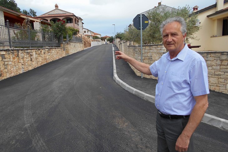 Kaštelirski načelnik Enio Jugovac na početku novoasfaltirane prometnice u naselju Rojci (Davor ŠIŠOVIĆ)