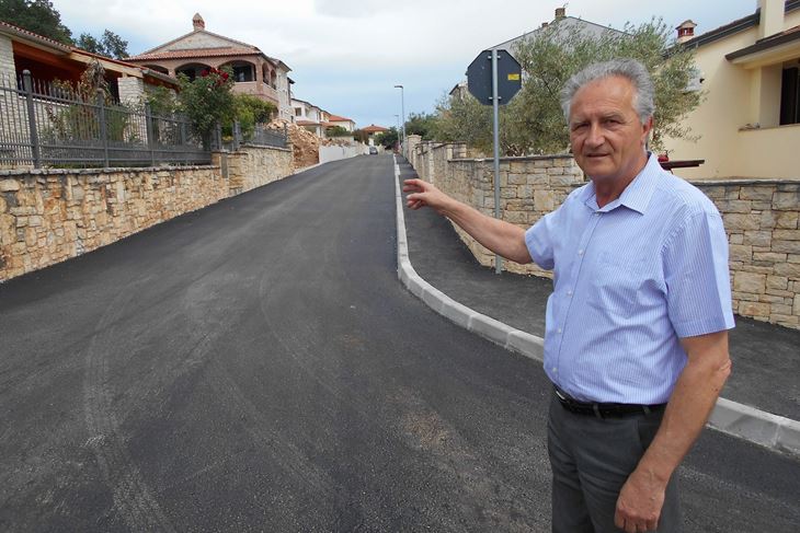 Kaštelirski načelnik Enio Jugovac na početku novoasfaltirane prometnice u naselju Rojci (Davor ŠIŠOVIĆ)