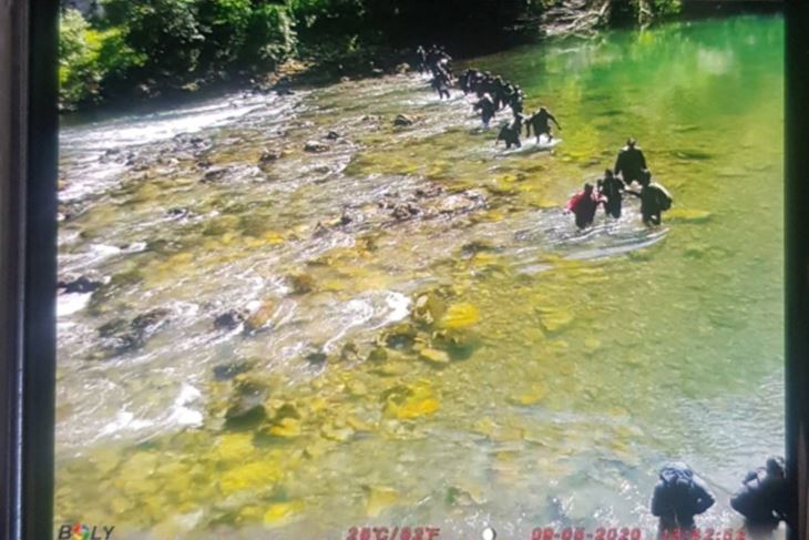 Slovenska policija snimila je migrante u pokušaju ilegalnog ulaska u Sloveniju (Policija.si)