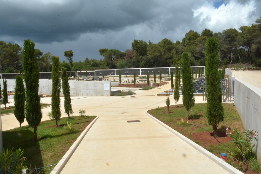 U ponovno zahuktalom Klubu/knjižari Giardini 2 zaživio je i program "Pula nikada ne prestaje - Puležani i Puležanke preporučuju", u kojem niz pulskih autora - književnika, povjesničara i drugih stručnjaka, preporuča Puljanima knjige za čitanje.