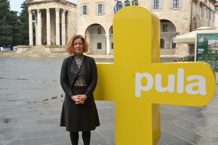 Direktorica TZ-a Sanja Cinkopan Korotaj ispred dvaput založene zgrade na Forumu
