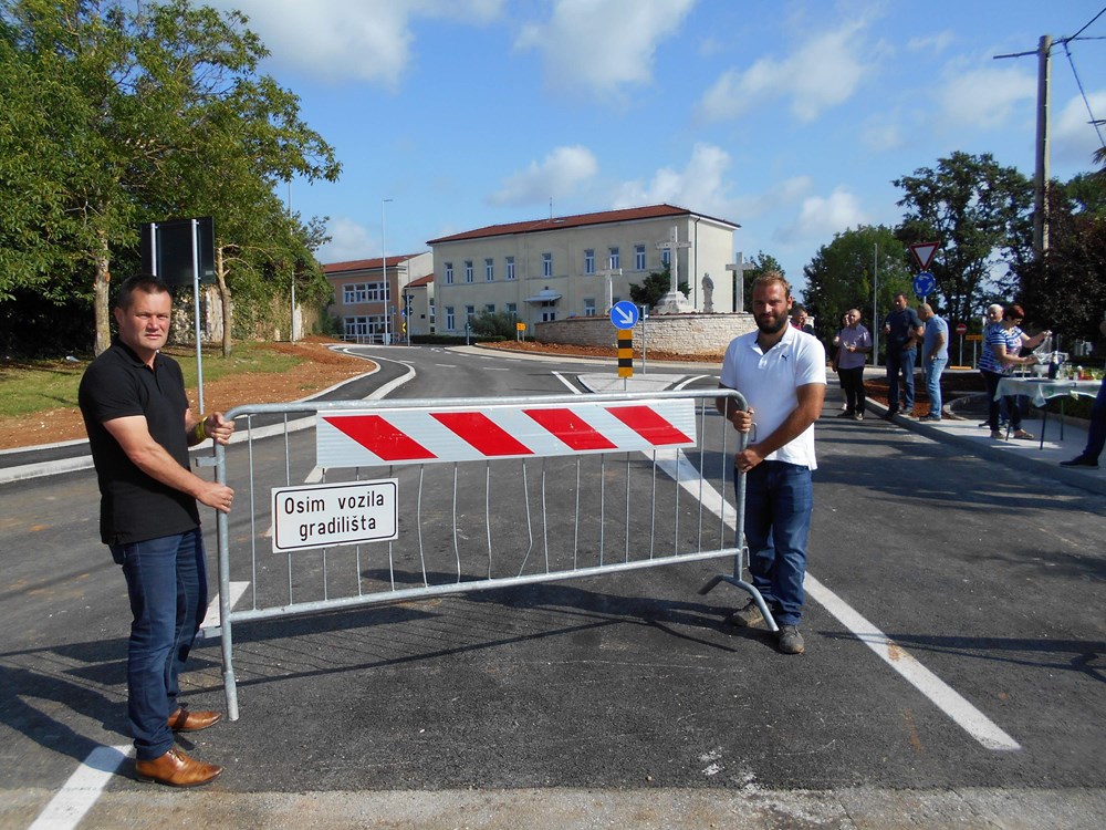 Uklanjanjem zaštitne barijere Mario Bratulić i Goran Božac pustili su u promet novi supetarski kružni tok (D. ŠIŠOVIĆ)