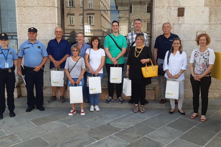 Nagrađeni vozači s organizatorima akcije (Z. STRAHINJA)