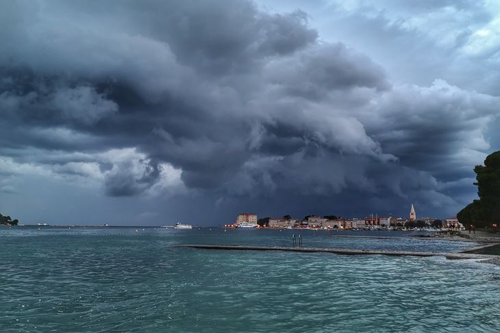 Shelf cloud iznad Poreča (Tea RITOŠA)