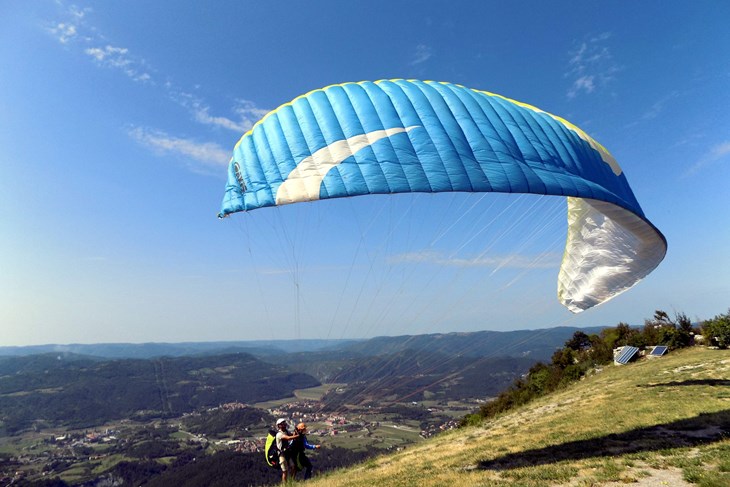 Paraglideri u zraku (G. ČALIĆ ŠVERKO)