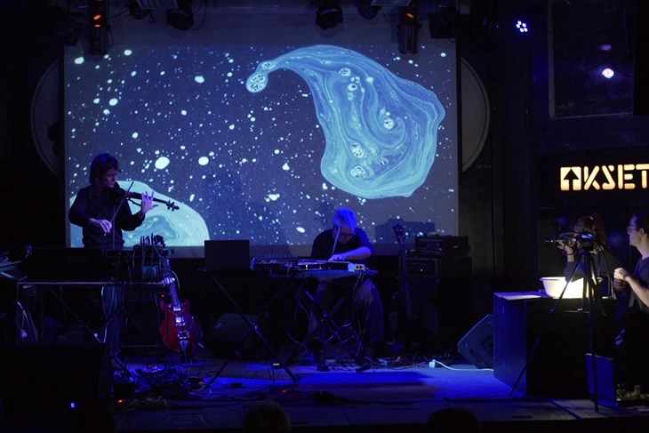 Melting Waves - izvedba "Stratocluster"