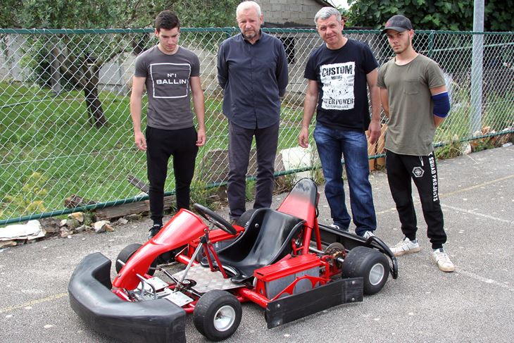 Učenici s mentorima uz novi električni karting (L. JELAVIĆ)